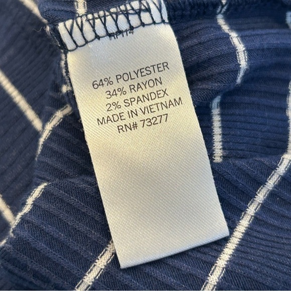 So Navy With Small white horizontal pinstripes Crop Short Sleeve V-Neck Small 💙 - Picture 5 of 5